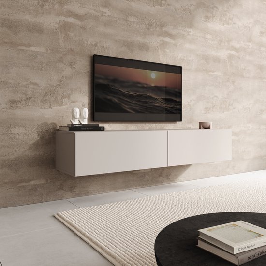 Zwevend beige TV-meubel met twee deuren en een dunne zwarte tv erboven, met decoratie en boeken.