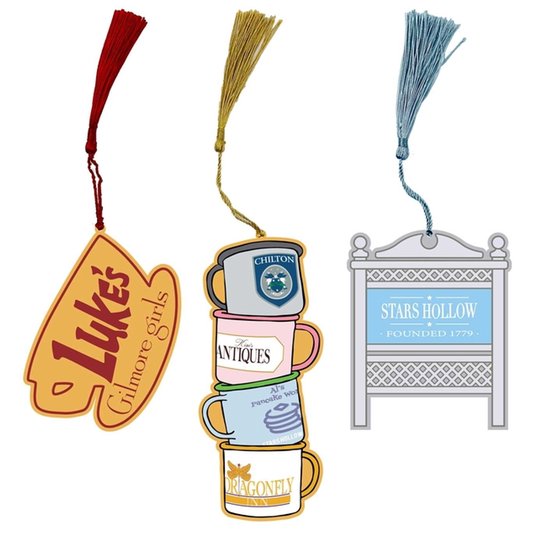 Drie Gilmore Girls bladwijzers: Luke's Diner bord, stapel mokken (Chilton, Antiques, Al's Pancake World, Dragonfly Inn) en Stars Hollow bord.