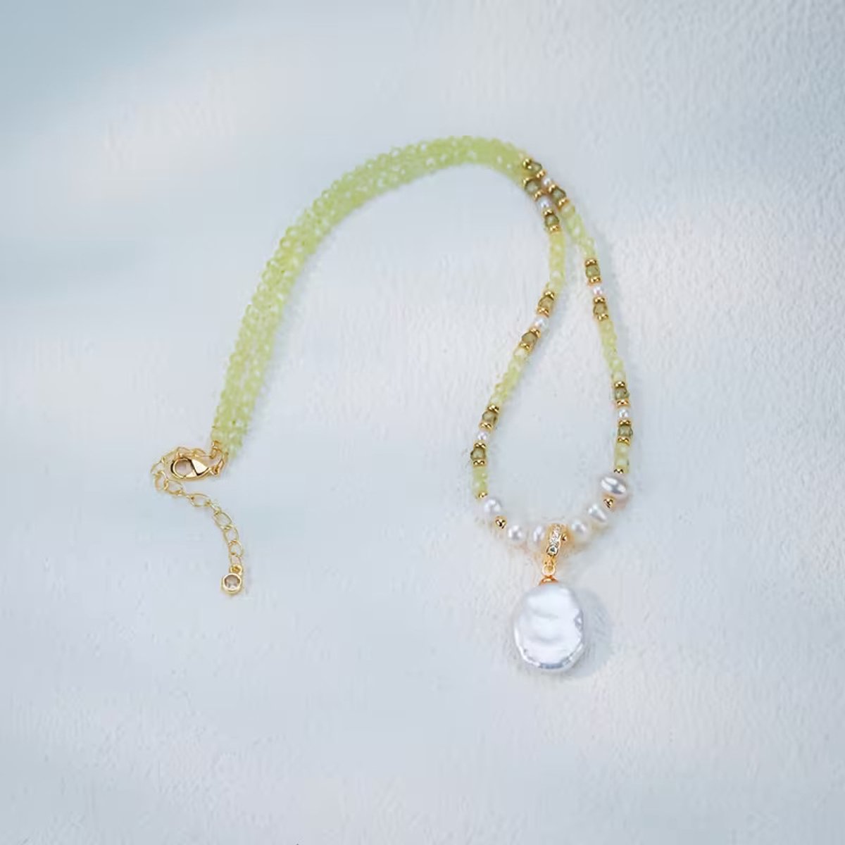 My Sweet Romance® goudkleurige ketting met groene edelsteenkraaltjes, zoetwaterparels & barokparel