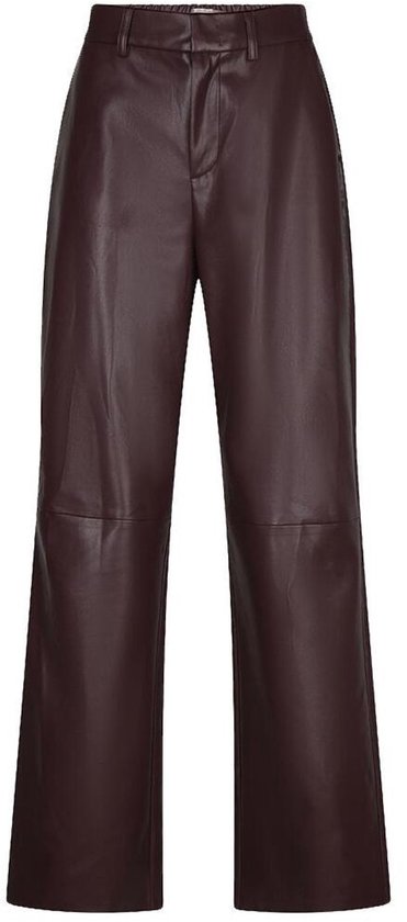 Donkerrode wijde broek van kunstleer met rechte pijpen en een tailleband.