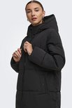 Model met zwarte lange pufferjas met capuchon, rits en zakken.