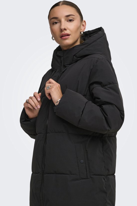 Model met zwarte lange pufferjas met capuchon, rits en zakken.