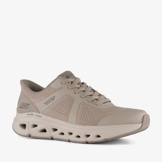 Taupe sneaker met mesh, veters, opvallende zool en 'Skechers Slip-Ins' opdruk.