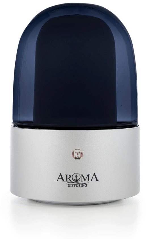 Zilverkleurige aroma diffuser met een donkerblauwe, glimmende kap, gefotografeerd op een witte achtergrond.