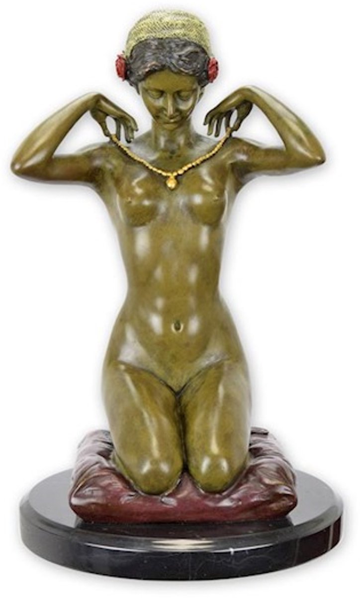 Bronzen beeld dame met halssnoer - hoogte 29 cm - NEW NECKLACE