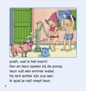 Kinderen en varken spelen bij waterpomp. Fien met roze bikini, Teun met blauwe zwembroek, gieter, varken.