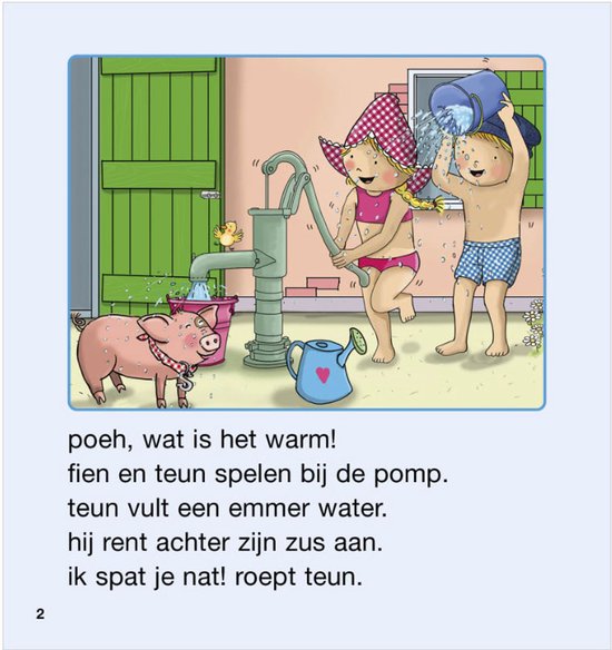 Kinderen en varken spelen bij waterpomp. Fien met roze bikini, Teun met blauwe zwembroek, gieter, varken.