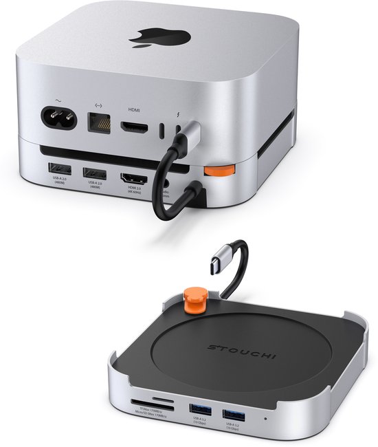 Achterkant van een zilveren Mac Mini met poorten. Daaronder een zwarte hub met oranje knop en Stouchi logo, met USB-A en TF/SD-slots.