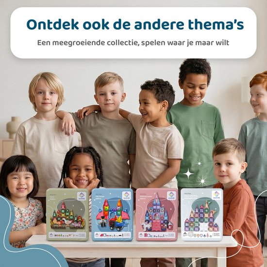 Groep kinderen staat rond een tafel met vier verschillende themadozen van magnetische tegels: boerderij, stadsplein, prinsessenkasteel en ruimteschip.