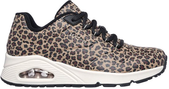Schoen met luipaardprint, witte middenzool en luchtkussentjes.