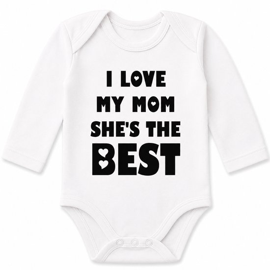 Wit rompertje met lange mouwen met de tekst 'I LOVE MY MOM SHE'S THE BEST'.