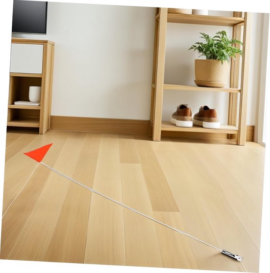 Oranje veiligheidsvlag voor fiets, diagonaal geplaatst op een houten vloer in een interieur.