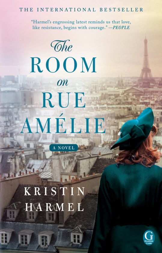 Couverture du livre 'The Room on Rue Amélie' avec la Tour Eiffel en arrière-plan et une femme en chapeau et manteau verts au premier plan.