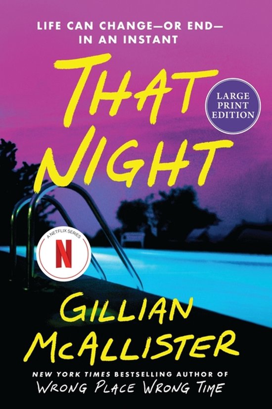 Boekomslag That Night van Gillian McAllister met een verlicht zwembad bij zonsondergang en 'Large Print Edition' label.