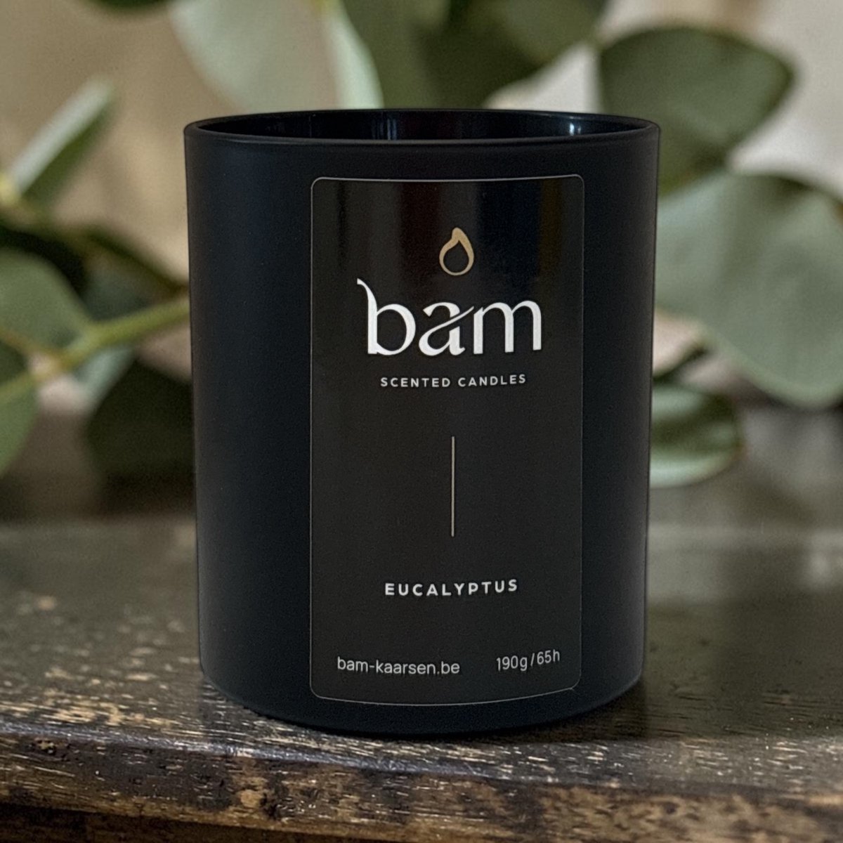 BAM Eucalyptus Geurkaars – Black Collection Medium – 2 Katoenen Wieken – 60 Branduren – 190 g – Zonnebloemwas – Vegan