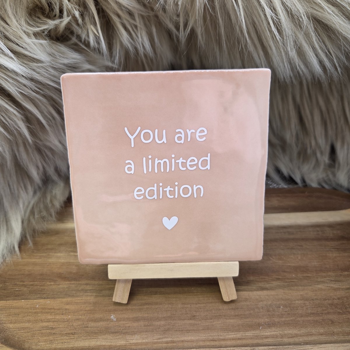 Robuust Wenstegeltje – You Are a Limited Edition – Speels – Hip trendy tegeltje – 10x10 cm – Uniek Cadeau voor Vriendin, Juf, Tante, Zus of Collega – Stijlvolle Woondecoratie met Boodschap – Trendy nu – Decoratief Tegeltje met Standaard – Cadeau Idee