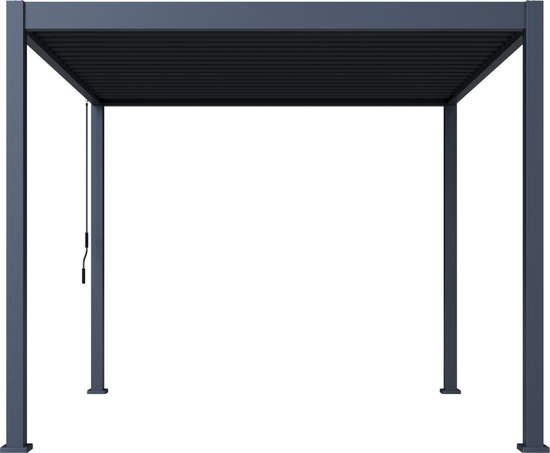 Antracietkleurige, vrijstaande pergola met lamellen dak en hendel aan de zijkant.