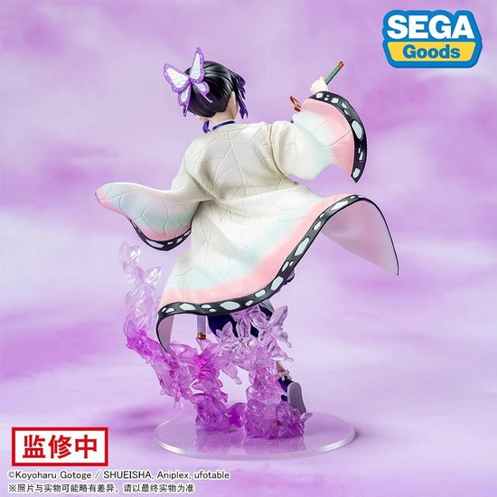 Achterkant Shinobu Kocho figuur in paars uniform, witte cape met vlinderpatroon, paarse bloesem basis.