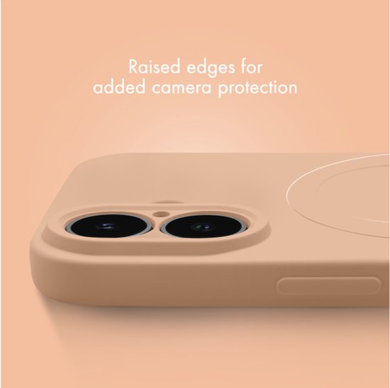 Coque MagSafe rose pâle avec bords surélevés pour une protection supplémentaire de la caméra.