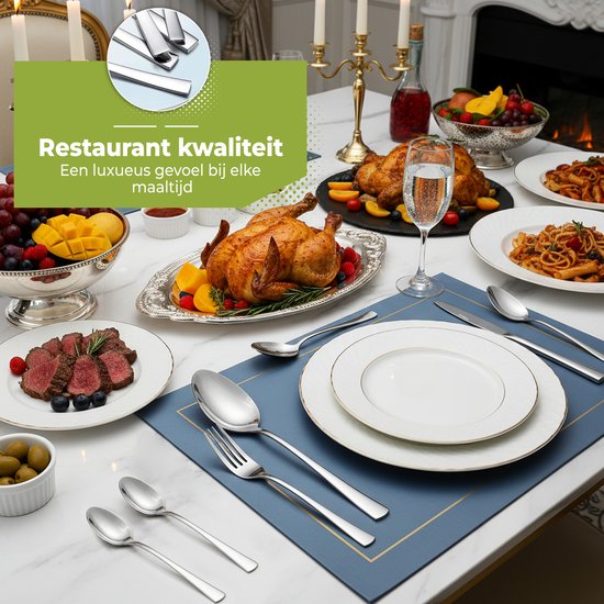 Luxe gedekte tafel met geroosterde kip, salade, pasta, fruit en een modern zilverkleurig bestek.