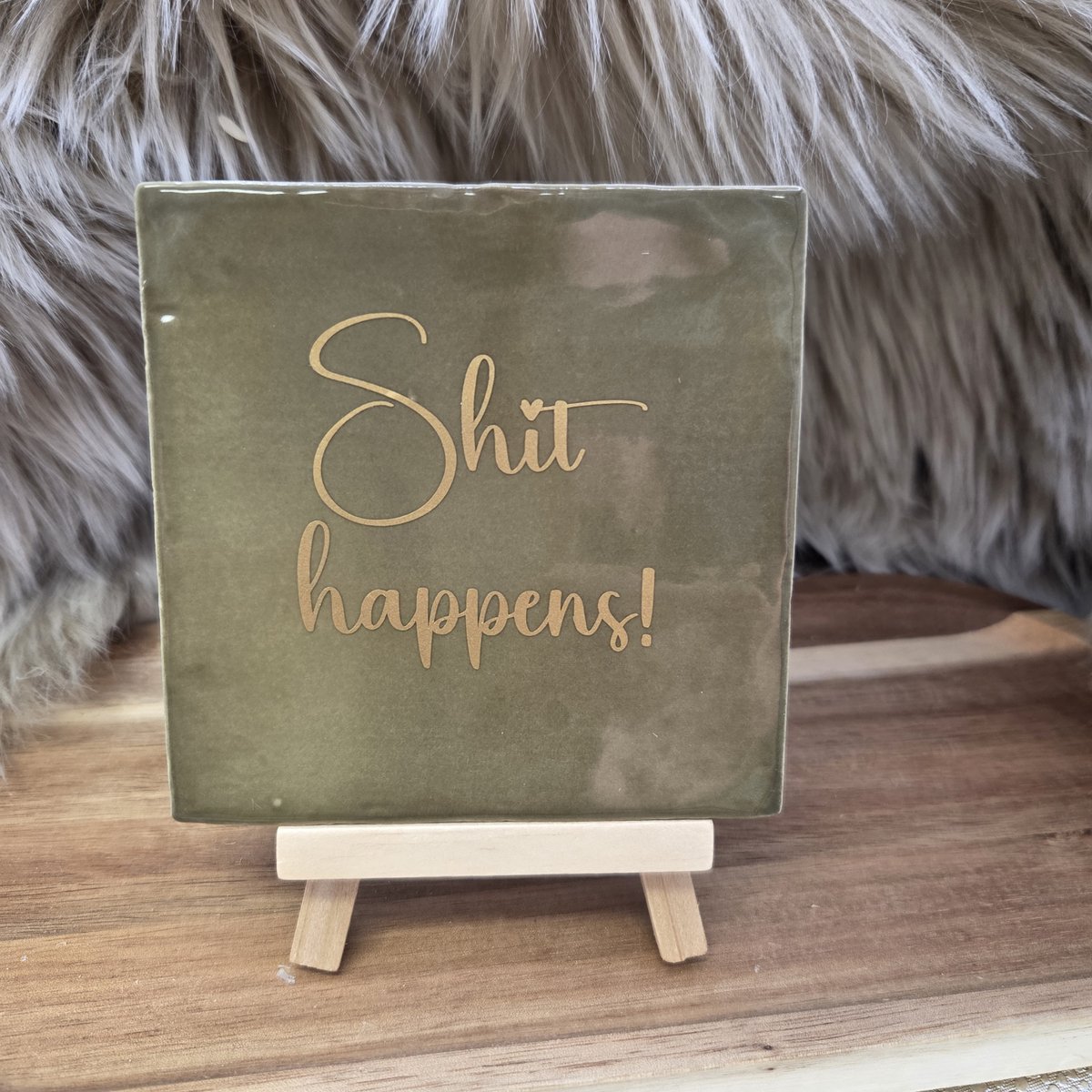 Robuust wenstegeltje “Shit happens!” – grappig decoratief tegeltje – Stijlvolle Woondecoratie met Boodschap – Trendy nu – Cadeau – Verjaardag of zomaar – 10x10 – Decoratief Tegeltje met Standaard – Cadeau Idee
