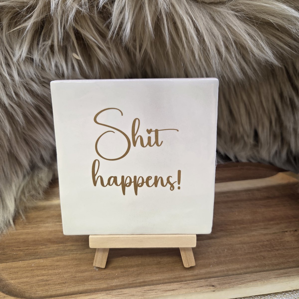 Robuust wenstegeltje “Shit happens!” – grappig decoratief tegeltje – Stijlvolle Woondecoratie met Boodschap – Trendy nu – Cadeau – Verjaardag of zomaar – 10x10 – Decoratief Tegeltje met Standaard – Cadeau Idee
