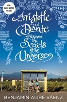 Boekcover van 'Aristotle and Dante Discover the Secrets of the Universe'. Twee jongens zitten op een bushaltebankje. De titel staat in sierlijke letters bovenin.