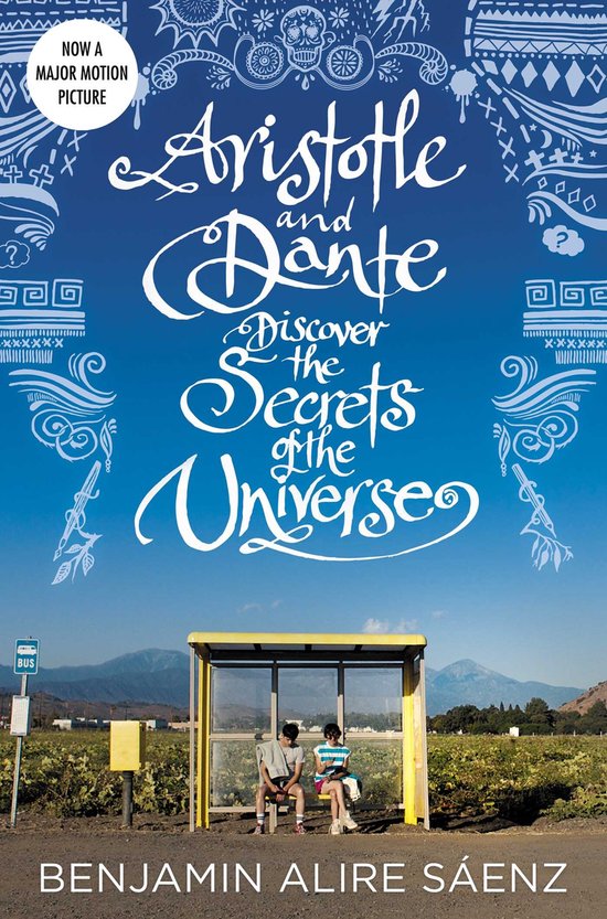 Boekcover van 'Aristotle and Dante Discover the Secrets of the Universe'. Twee jongens zitten op een bushaltebankje. De titel staat in sierlijke letters bovenin.