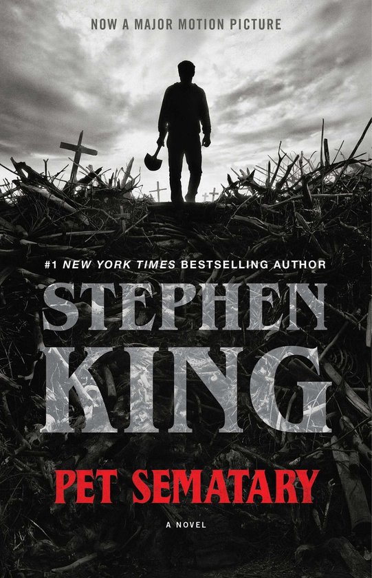 Boekomslag van Pet Sematary, een Stephen King roman, met een donkere, griezelige afbeelding van een man bij nacht die een schop draagt, met kruisen en takken.