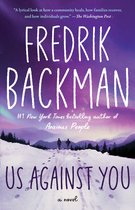 Boekcover van 'Us Against You' met besneeuwde bergen, een noorderlicht en twee figuren die wegwandelen. Titel en auteur in witte letters.