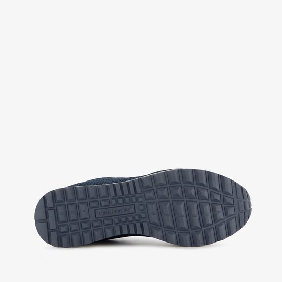 Onderkant van een donkerblauwe sneaker met een grof profiel en het Hush Puppies logo.