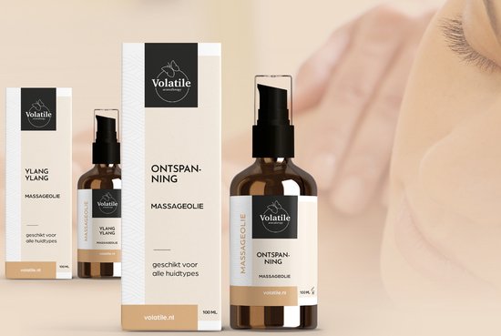 Een bruine glazen fles massageolie met pompdispenser. De doos is wit met een zwart vlak.