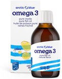 Fles en verpakking van Arctic Blue Omega 3 pure visolie, natural flavor, met MSC-certificering.