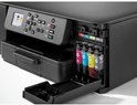 Close-up van de open inktpatroonlade van een zwarte Brother printer, met vier gekleurde inktpatronen.