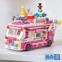 Roze en witte bouwsteen foodtruck met teddybeer op taart, 'Delicious' banner en 'Happy time' tekst op de voorkant.