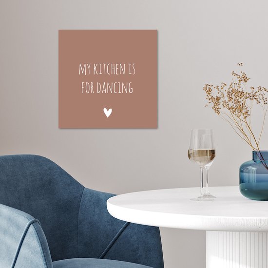 Affiche citation anglaise "Ma cuisine est pour danser" avec un coeur sur fond marron - 30x30 cm