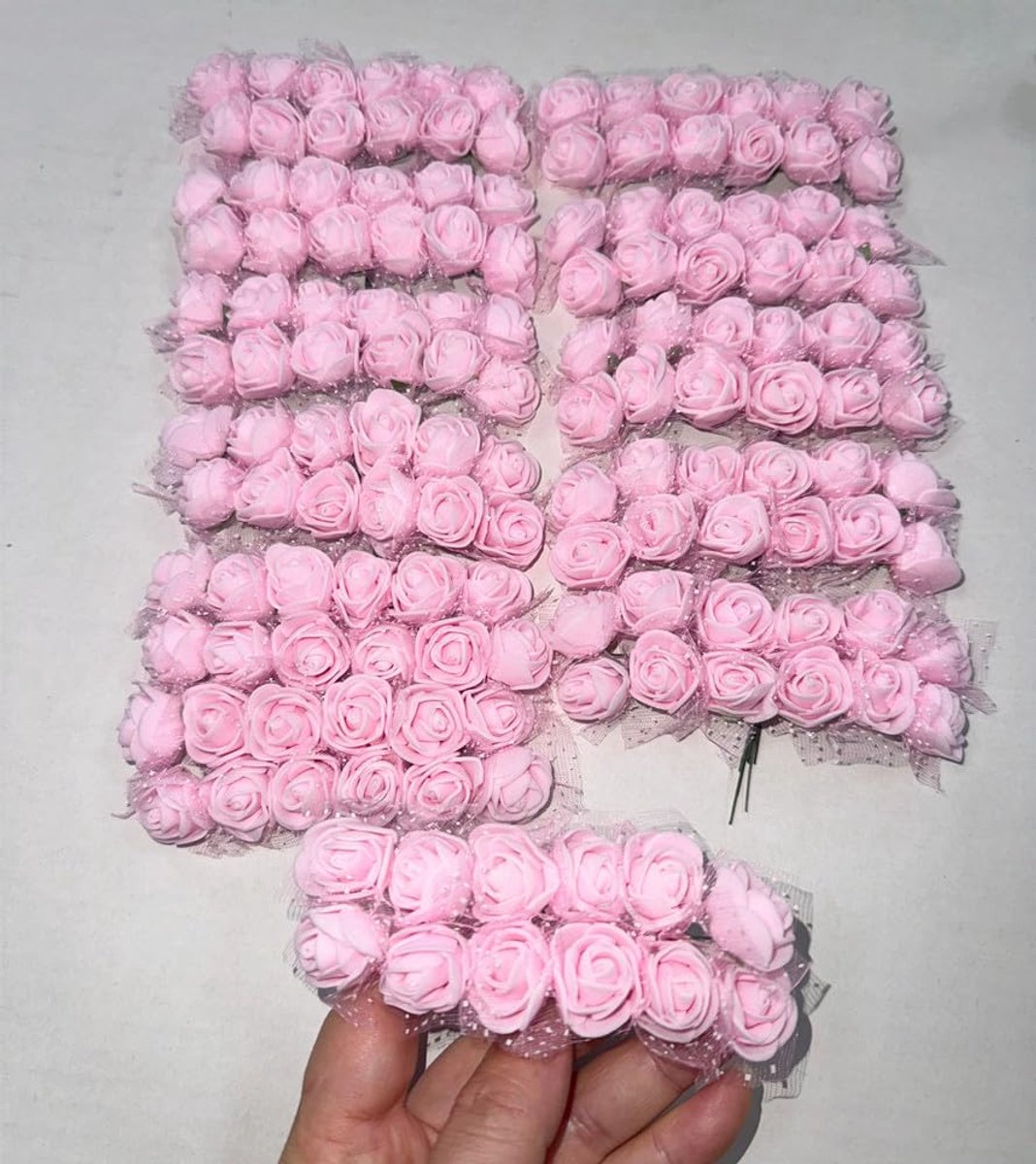 144 stuks mini kunstmatige rozenbloemhoofden en zachte steel, 25 mm PE kleine roos voeg gaas toe voor doe-het-zelf bruiloft maken bruidshaarclips, taart top, pols Corsage Boutonniere, krans armband