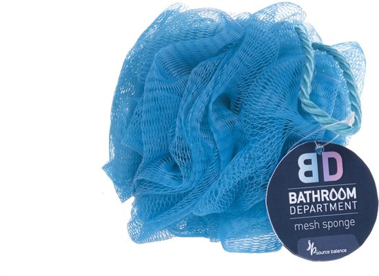 Helderblauwe mesh badspons met een rond label waarop 'Bathroom Department mesh sponge' staat.
