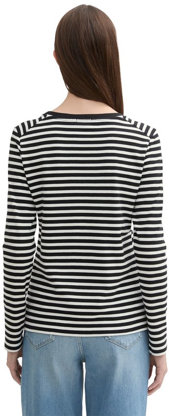 Achterkant model in zwart-wit gestreept T-shirt met lange mouwen en zwarte boothals.