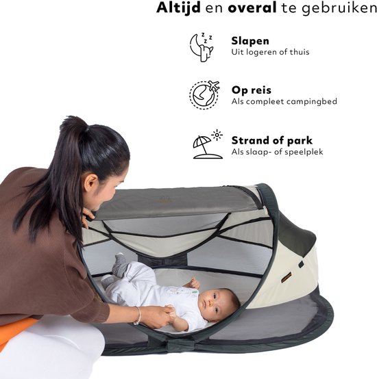Vrouw die een baby in het Deryan Baby Luxe campingbedje legt, met de tekst 'Altijd en overal te gebruiken'.