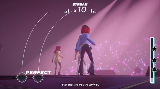 Twee K-Pop-dansers dansen op een podium met roze lichten en confetti. Een meisje met rood haar draagt een gele jas.