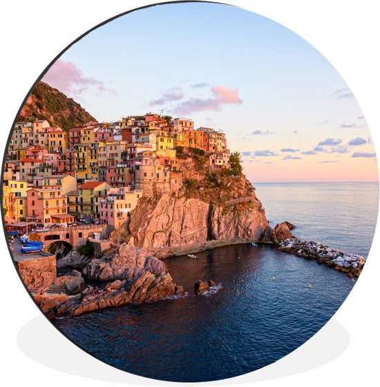 WallCircle - Wandcirkel - Muurcirkel - Een oranje gekleurd Cinque Terre door de laagstaande zon in Italië - Aluminium - Dibond - 140x140 cm - Binnen en Buiten
