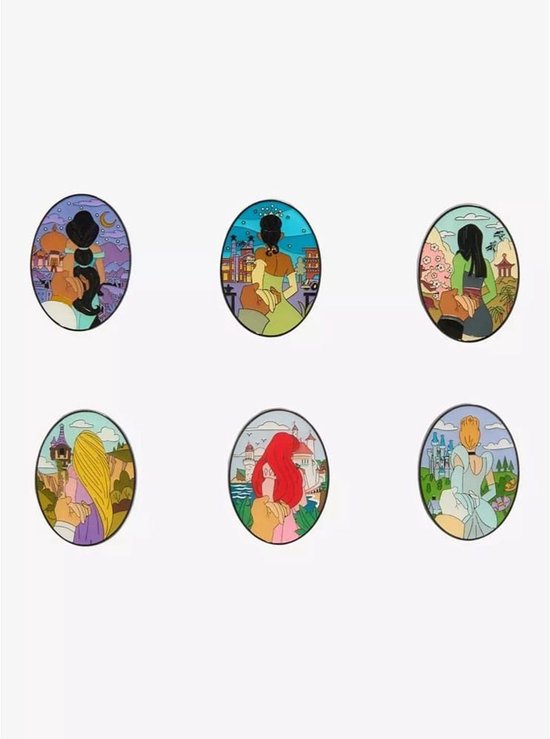 Six broches de princesses Disney dans un format ovale, chacune avec un arrière-plan féérique.