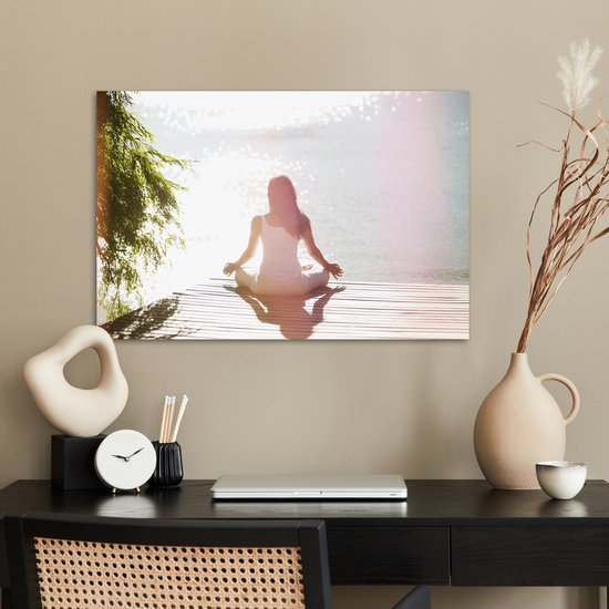 Une femme pratique le yoga sur une jetée Poster 60x40 cm - Tirage photo sur Poster (décoration murale salon / chambre)