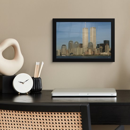 Poster in lijst - Fotolijst 30x20 cm - Posters - In het midden het het World trade center onder een helderblauwe lucht - Posterlijst zwart - Decoratie - Wanddecoratie woonkamer - Muurdecoratie slaapkamer