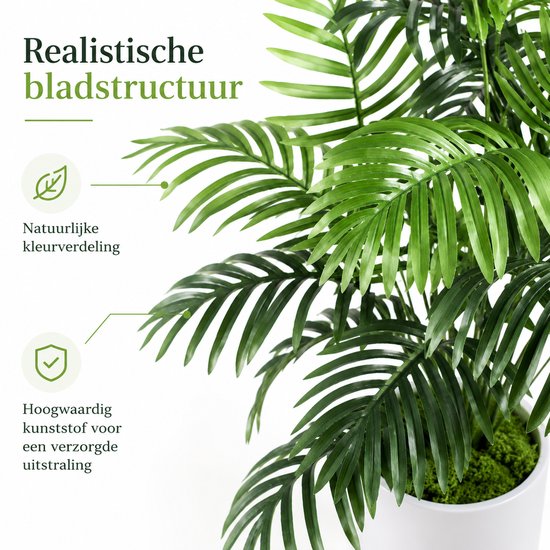 Close-up van een kunstpalm met realistische, natuurlijk gekleurde bladeren.