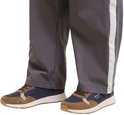 Donkerblauwe en bruine Jack & Jones sneakers met witte zolen, gedragen met een grijze broek met witte streep.