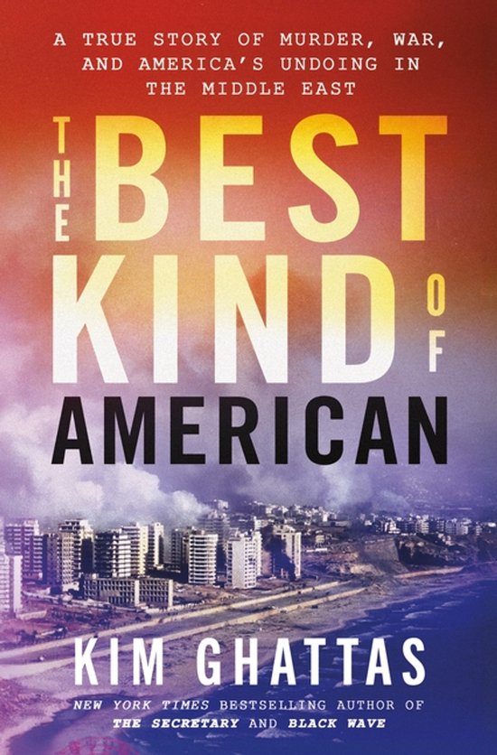 Boekcover van "The Best Kind of American" met stad en zonsondergang. "A true story of murder, war, and America's undoing in the Middle East."