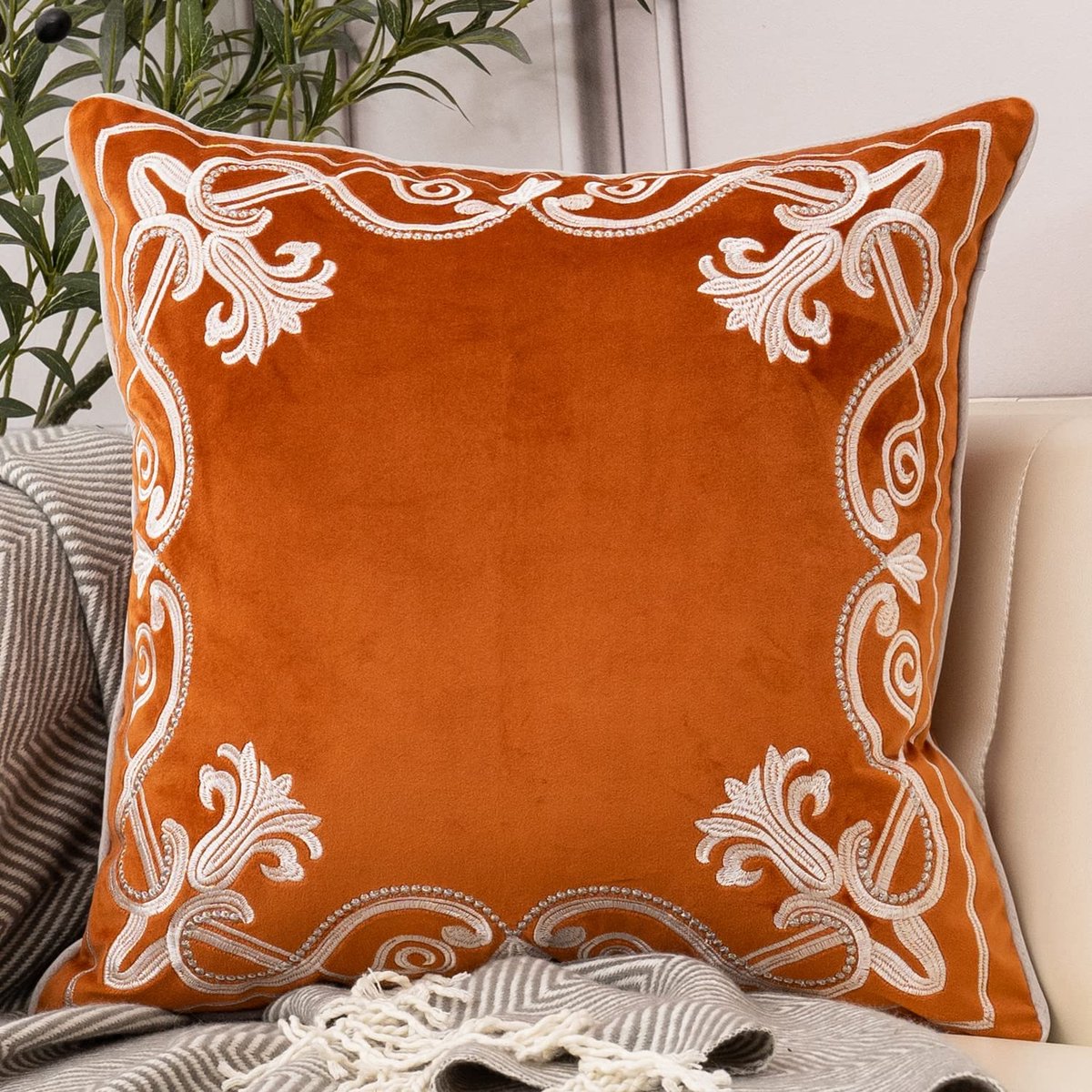 Europese bloemen kussensloop 45 x 45 cm, luxe fluweel geborduurde decoratieve kussenhoes voor bank slaapkamer woonkamer, verbrand oranje en wit