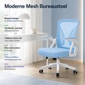 Een moderne blauwe mesh bureaustoel met witte accenten, naast een bureau met een lamp en een mok.